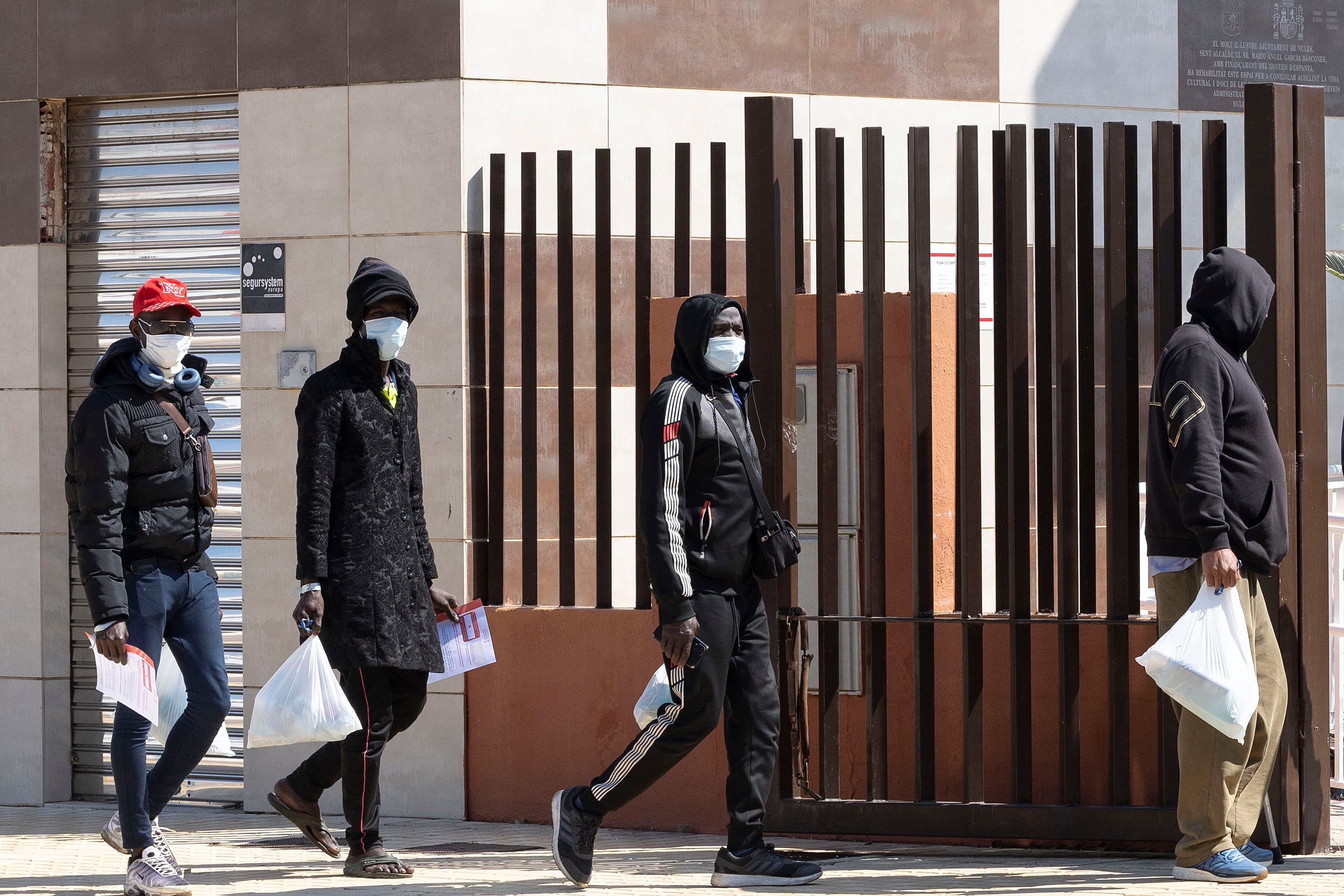 Algunos de los trabajadores liberados en la madrugada del martes 24 de marzo en Nules (Castellón).
