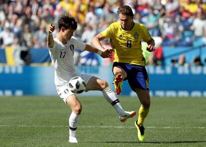 Lee Jae-sung y Albin Ekdal durante el partido entre Suecia y Corea del Sur