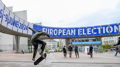 Un 'skater' salta cerca de los anuncios de las elecciones de la UE de 2024 frente al edificio del Parlamento Europeo en Bruselas, el 27 de abril.
