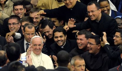El Papa en un encuentro con j&oacute;venes de la Universidad Pontificia Gregoriana, el jueves pasado.