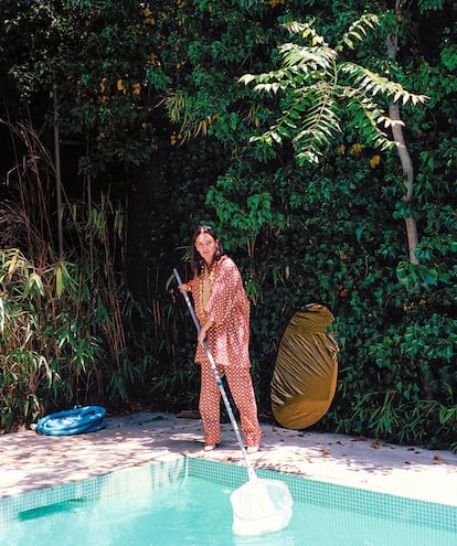 En la piscina de su casa de Puerta de Hierro. Foto: Yago Castromil.