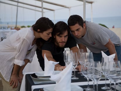 Olivia Molina, Alfonso Bassave (centro) y Paco Léon, en <i>Dieta mediterránea.</i>