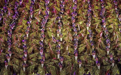 Artistas levantan los brazos durante una actuacin por el Da Nacional de Singapur, en The Float, un estadio en la zona de Marina Bay (Singapur). Singapur celebra su Da Nacional tras cumplir 53 a?os de la separacin de la Federacin de Malasia en 1965.