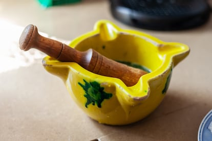 Un mortero de cerámica para majar ingredientes.