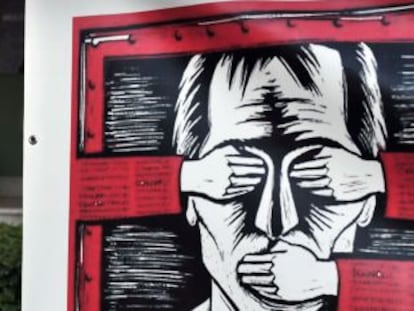 Un cartel protesta contra el cierre de la televisión pública griega en un suburbio de Atenas.