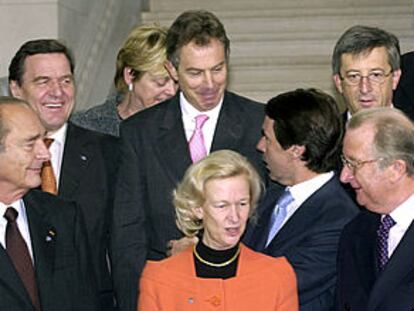 José María Aznar charla con Tony Blair y Gerhard Schröder, detrás de Nicole Fontaine y Jacques Chirac.
