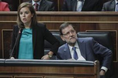 La vicepresidenta del Gobierno, Soraya Sáenz de Santamaría, junto al presidente del Gobierno, Mariano Rajoy, durante una sesión de control al Gobierno del pleno del Congreso. EFE/Archivo