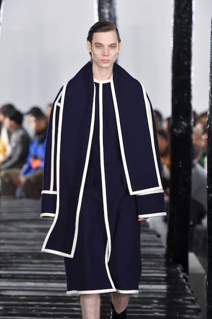 La nueva colección del diseñador J. W. Anderson para Loewe mostrada este fin de semana en París insistió, una vez más, en la feminización del armario masculino.