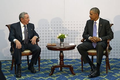 El presidente de Cuba, Raúl Castro, reunido con su homólogo de EE UU, Barack Obama, durante una histórica reunión, en la VII Cumbre de jefes de Estado y de Gobierno de las Américas.