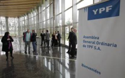 Se trata de la tercera emisión de bonos de YPF en los últimos dos meses, después de que la petrolera colocase ON por 423,2 millones de dólares hace dos semanas y ON por 320,5 millones de dólares a principios de septiembre. EFE/Archivo