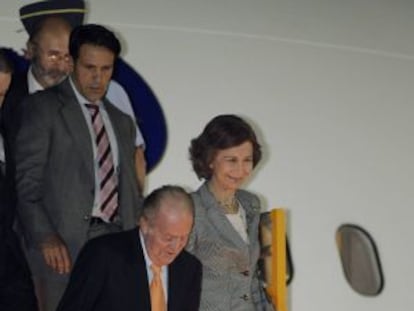 Don Juan Carlos desciende del avi&oacute;n a su llegada a la cumbre iberoamericana de Asunci&oacute;n.