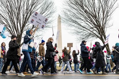 Manifestantes contra Trump pasan por delante del monumento a Washington, este sábado en la capital estadounidense.