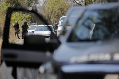 Fuerzas federales aseguran el perímetro de una fosa clandestina en la que se recuperaban restos, en octubre de 2020, en Salvatierra, Guanajuato.