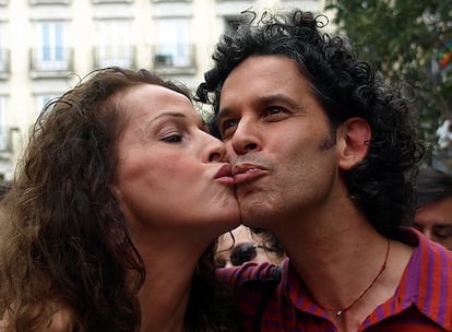 Carla Antonelli y Pedro Zerolo, fallecido en 2015, en una celebración del Orgullo Gay en Madrid.