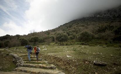 Dos senderistas por uno de los caminos autorizados del Parque Natural de la Sierra de Grazalema.