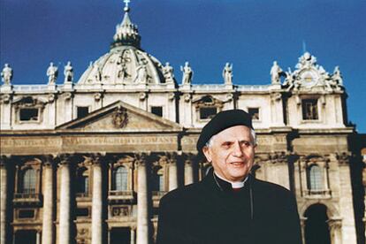 Joseph Ratzinger, frente a la basílica de San Pedro en 1996.