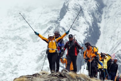 La surcoreana Oh Eun-sun (en primer término), con su comitiva, en Nepal, el 29 de abril de 2010, cuando se proclamó como la primera mujer que había conquistado todas las cumbres de más de 8.000 metros.