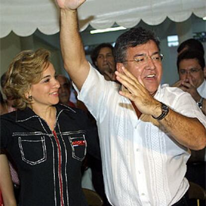 Nicanor Duarte celebra los primeros datos de las elecciones junto a su esposa.