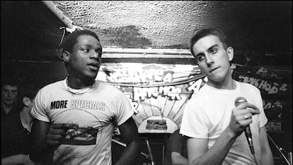 Neville Staple y Terry Hall en una actuación de The Specials en 1980.