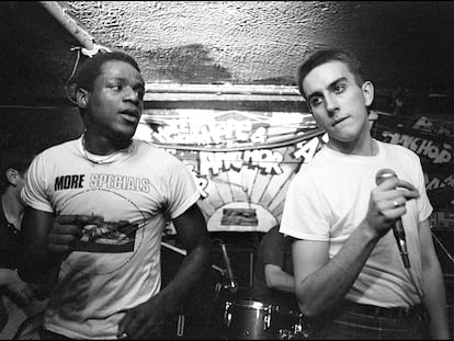 Neville Staple y Terry Hall en una actuación de The Specials en 1980.