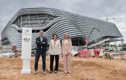 Víctor Sendra, director general del Roig Arena; María Luisa Martínez Gistau, directora de comunicación y relaciones institucionales de Caixabank; y Olga García, directora territorial de Caixabank en la Comunidad Valenciana, frente al pabellón que se levanta en Valencia.