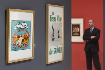 Obras de Diego Rivera (izquierda) y Joseph Beuys en la nueva exposición temporal del Museo Carmen Thyssen de Málaga 'Carteles de artista. De Toulouse-Lautrec a Jeff Koons'.