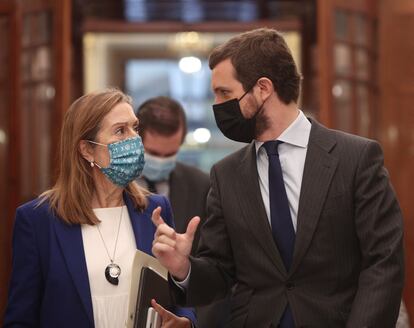 Pablo Casado, con Ana Pastor, este miércoles en los pasillos del Congreso