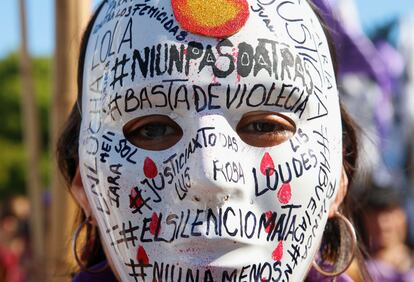 Una participante de la macha por el Día Internacional para la Eliminación de la Violencia contra las Mujeres en Buenos Aires, días después del triunfo del derechista Javier Milei.