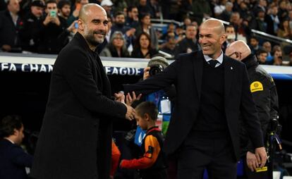 Guardiola y Zidane se saludan antes del partido.