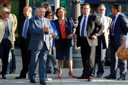 La alcaldesa de Valencia, Rita Barberá, junto al concejal Jorge Bellver (con traje negro) y otros miembros del gobierno local, ante el TSJ valenciano.