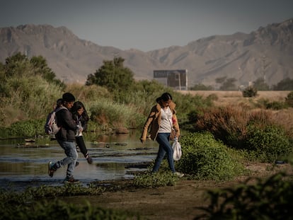 Una familia de migrantes cruza la frontera entre Ciudad Juárez y El Paso, el pasado miércoles.