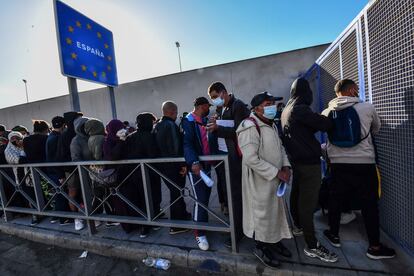 Colas para solicitar asilo en la frontera de Ceuta con Marruecos, en 2021.