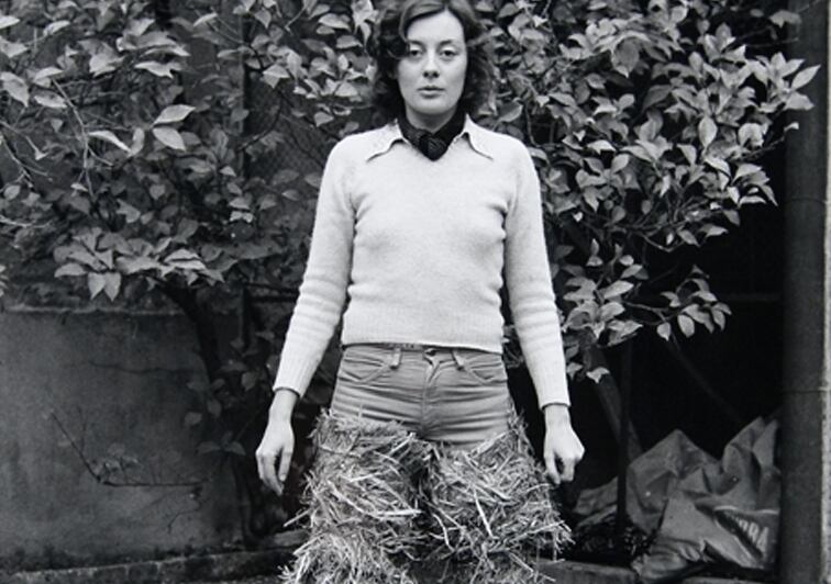 Fina Miralles, en los años setenta en una de sus obras.