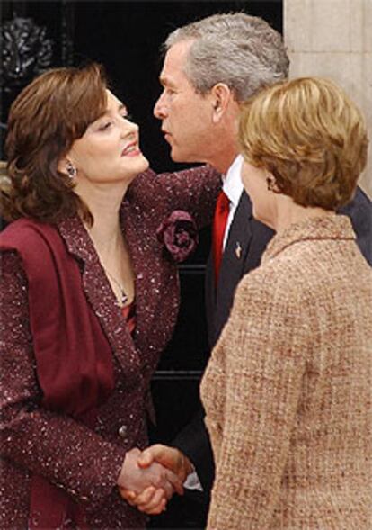 Cherie Blair (izquierda) saluda al matrimonio Bush en noviembre.

/ AP