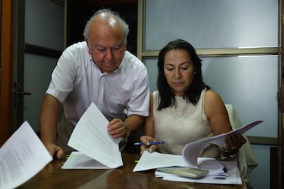Rodolfo Reyes, abogado y sobrino de Pablo Neruda, junto a Elizabeth Flores, abogada en el caso Neruda, este lunes en Santiago (Chile).