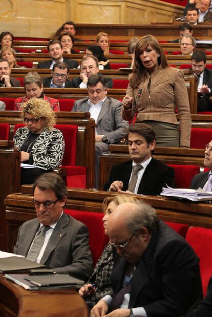 Sánchez-Camacho se dirige a Mas, ayer en el Parlamento.