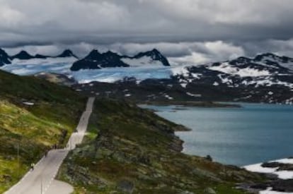 Panorámica de una carretera en Sognefjellet, en Noruega.