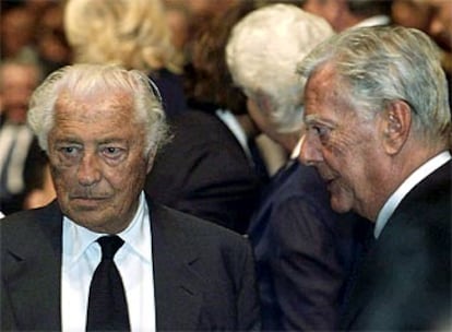 Giovanni Agnelli junto a su hermano Umberto (de perfil), en una foto de julio de 1999.