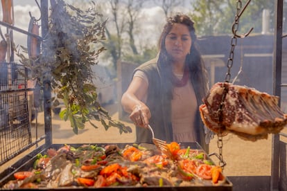 Ana Ortiz cocina las verduras para el asado.