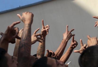 Los presos hacen signos de pandillas en la cárcel de Topo Chico, donde 49 personas murieron en un motín que tuvo lugar el 11 de febrero de 2016.