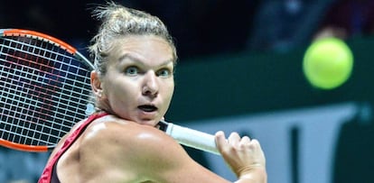 Halep devuelve la bola durante el partido contra Garcia.