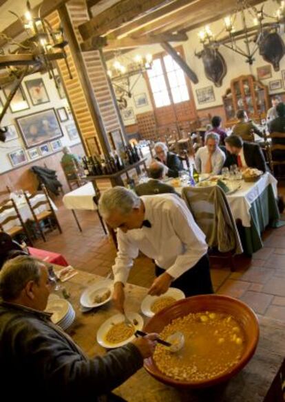 Vuelco de la 'Olla del segador', el cocido autóctono de la localidad de Navalcarnero.