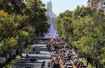 Vox ha animado a que la ciudadanía salga en sus coches con banderas de España con motivo de la Fiesta Nacional. En la imagen, seguidores del partido ultraderechista en el paseo de la Castellana de Madrid.