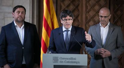 Carles Puigdemont, acompanado de los consejeros Oriol Junqueras y Raul Romeva en una foto de archivo