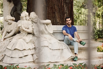 El pianista Juan Prez Floristn fotografiado en la estatua a Bcquer del parque Mara Luisa de Sevill.