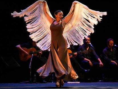 Merche Esmeralda bailando durante una gala flamenca en Tokio.