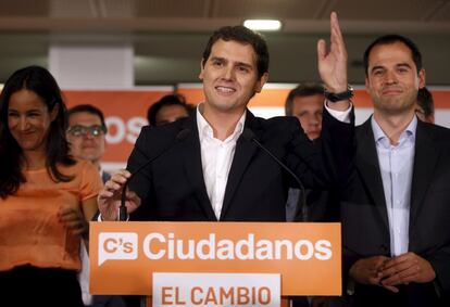 Albert Rivera, lider de ciudadanos saluda a sus seguidores.