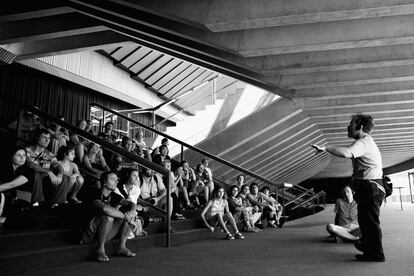 Turistas atienden las explicaciones de un guía en el interior de la Ópera de Sídney, 20 de octubre de 2013. El Teatro de la Ópera fue terminado formalmente en 1973, alcanzando un coste de 102 millones de dólares.