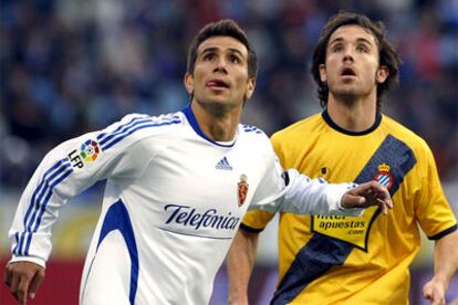 Ponzio y Verdú observan la trayectoria del balón.