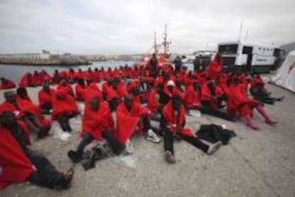 Algunos los 227 inmigrantes rescatados y trasladados al puerto de Tarifa.